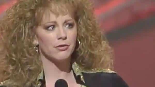 Reba McEntire Spills Emotions Out On Stage During Beautiful Acceptance ...