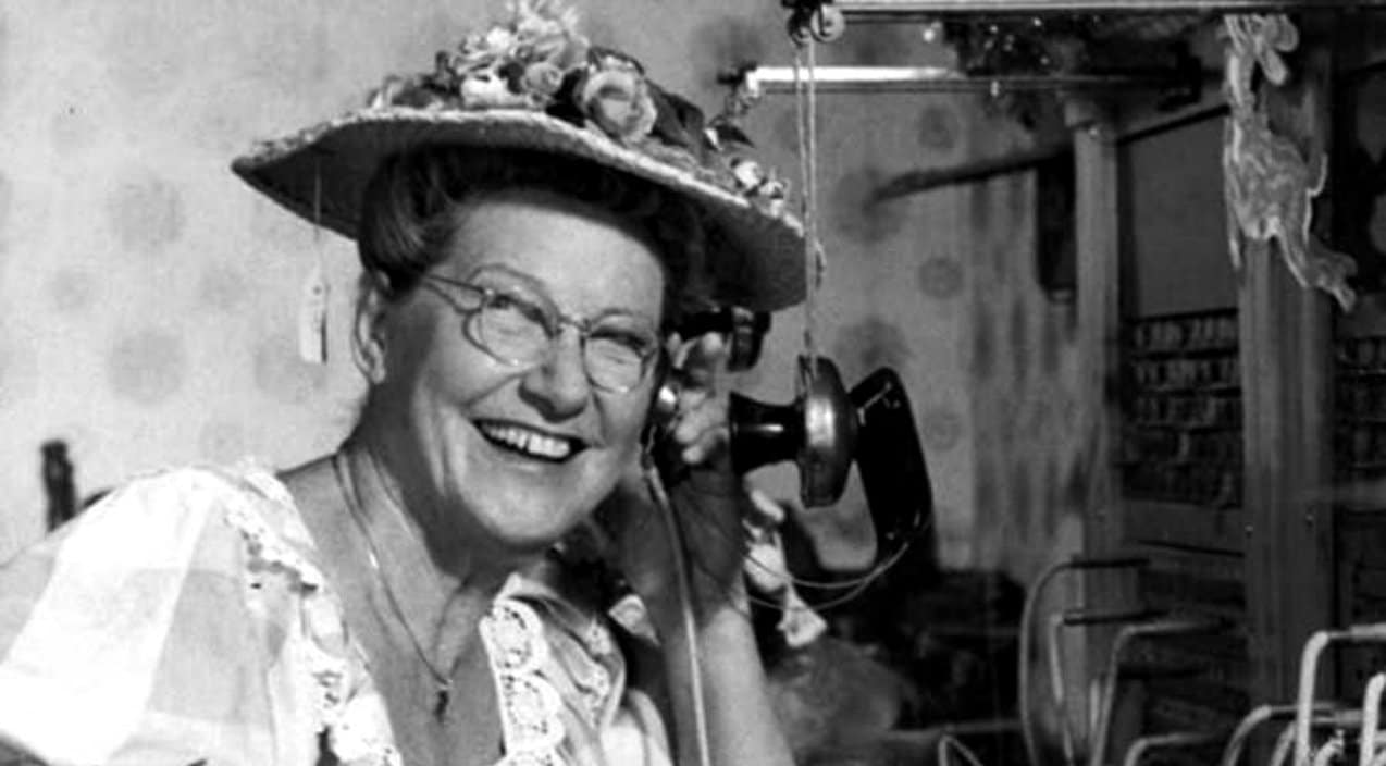 Minnie Pearl Leaves Crowd In Stitches On The Johnny Cash Show In 1969