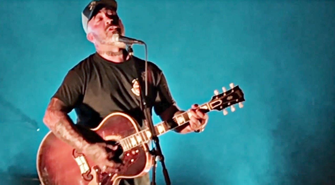 Aaron Lewis Offers Emotional Tribute After Passing Of Dear Friend ...