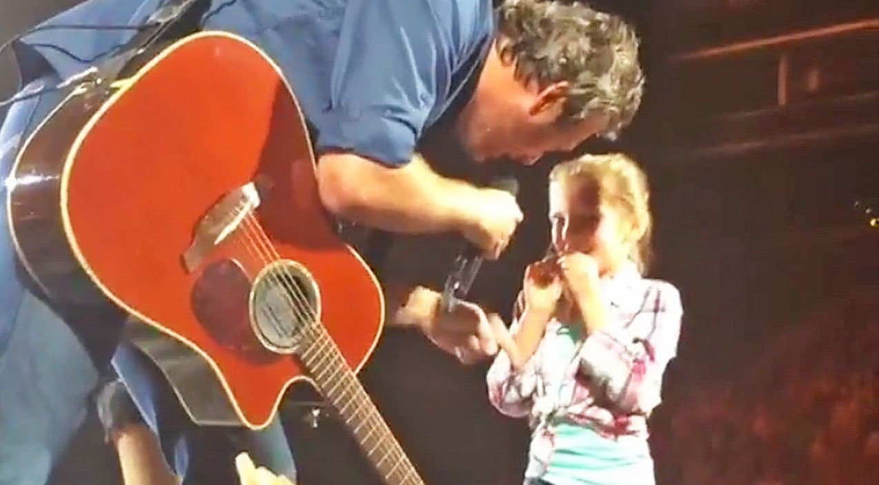 Blake Shelton Brings Little Girl On Stage During 2016 Concert