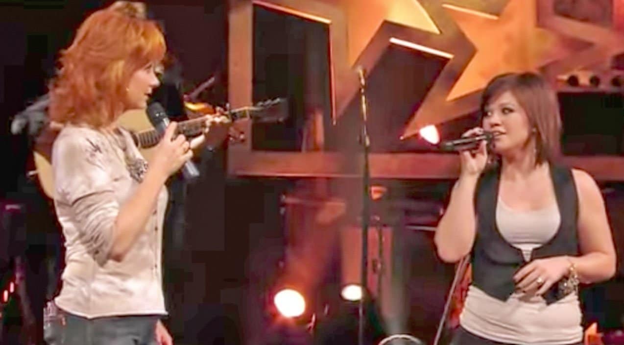 Kelly Clarkson Joins Reba McEntire For Riveting Rendition Of 'Does He