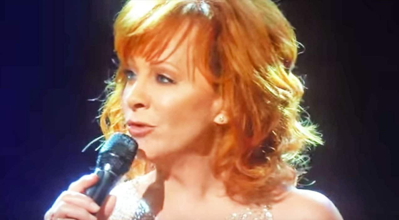 Reba Mcentire Delivers Chills With Breathtaking Acms Performance Of Back To God 0872