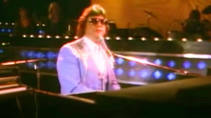 Ronnie Milsap Delivers Unforgettable ‘There’s No Gettin’ Over Me’ Performance | Country Music Videos