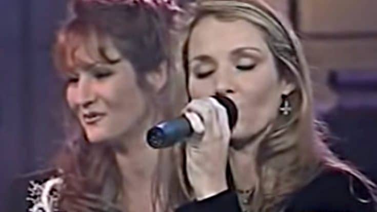 Loretta Lynn’s Daughters, The Lynns, Perform Their Song ‘Woman To Woman’ | Country Music Videos