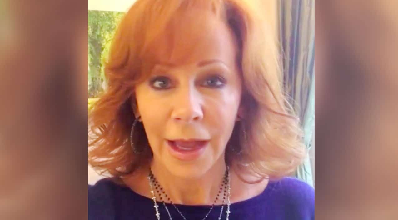 Reba McEntire Shares Her Grandpa’s Cure For Bee Stings | Country Music Videos