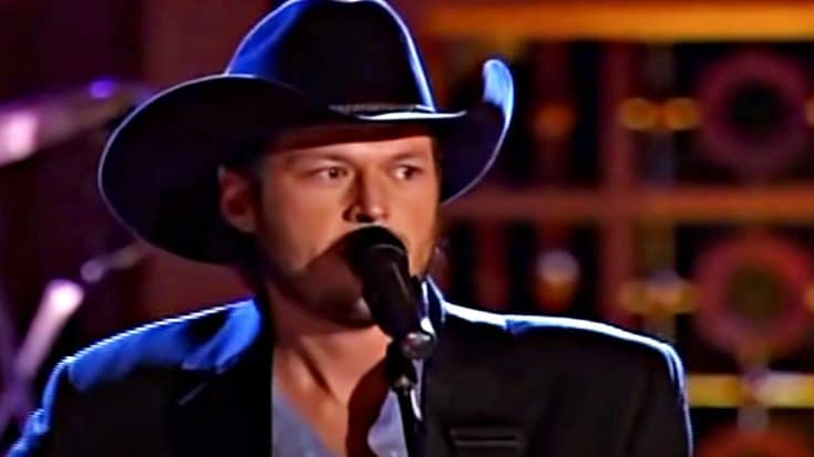 Blake Shelton Honors Kenny Rogers With ‘The Gambler’ Cover | Country Music Videos