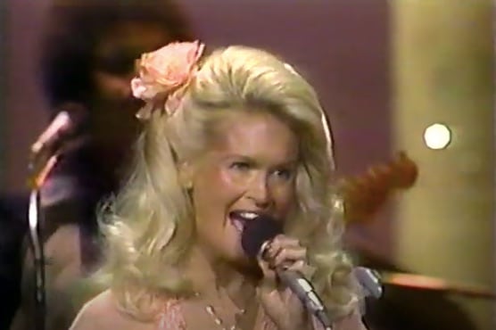 Lynn Anderson sings Elvis' "Heartbreak Hotel"