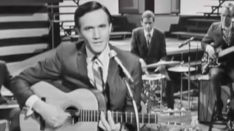 Roger Miller Cruised To #1 On The Country Chart With ‘King Of The Road’ | Country Music Videos