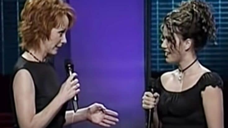 Reba Asks Kelly Clarkson “Does He Love You?” In American Idol Duet | Country Music Videos