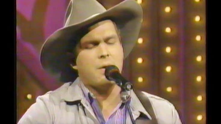 Garth Brooks Gives Live Performance Of ‘If Tomorrow Never Comes’ – Dedicates It To Co-Writer & His Wife | Country Music Videos