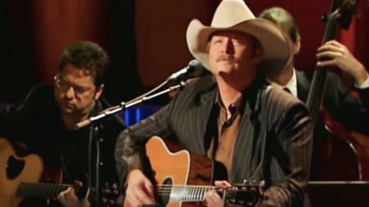 Alan Jackson Performs Breathtaking Rendition Of ‘I Want To Stroll Over Heaven With You’ | Country Music Videos