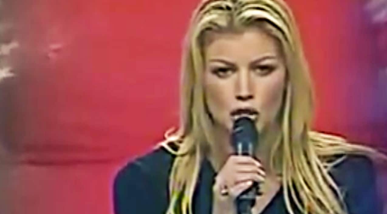 Faith Hill Kicks Off 2000 Super Bowl With Mind-Blowing National Anthem | Country Music Videos