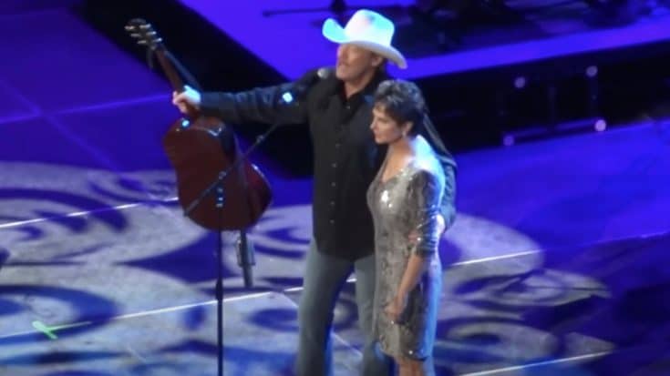 George Jones’ Widow Joins Alan Jackson On Stage For ‘He Stopped Loving Her Today’ | Country Music Videos