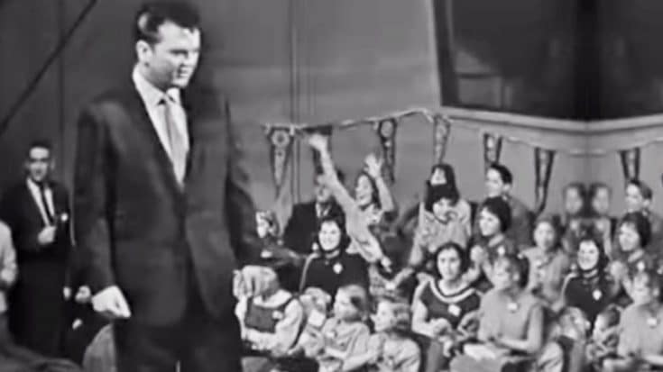 25-Year-Old Conway Twitty Charms The Ladies In Rare ‘It’s Only Make Believe’ Performance | Country Music Videos