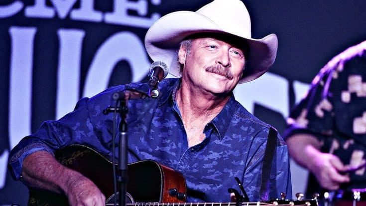 Concertgoer Hurls Beer At Alan Jackson Mid-Concert | Country Music Videos