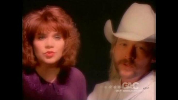 Alison Krauss Joins Alan Jackson For 1993 Christmas Song, ‘The Angels Cried’ | Country Music Videos