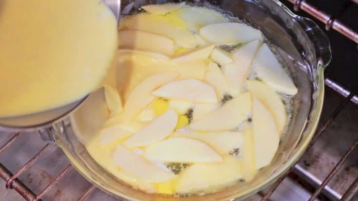 This Mom Pours Eggs Over Apple Slices. When They’re Done Baking, YUM! (VIDEO) | Country Music Videos