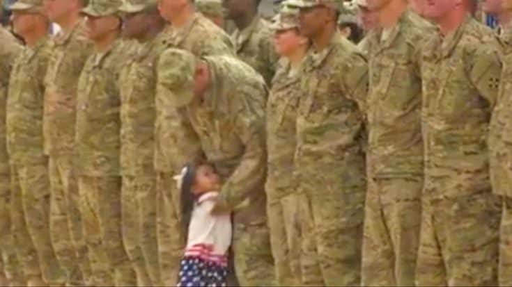 Little Girl Interrupts Homecoming Ceremony For Heartwarming Hello | Country Music Videos