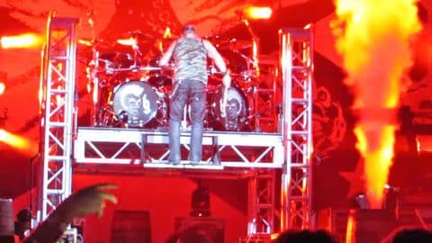 Brantley Gilbert Turns His Back To The Audience, And What Happens Next Is JAW-DROPPING! | Country Music Videos