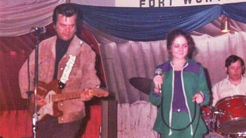 Conway Twitty’s Daughter, Kathy Twitty, Sings Her Dad’s Song “Linda On My Mind” | Country Music Videos