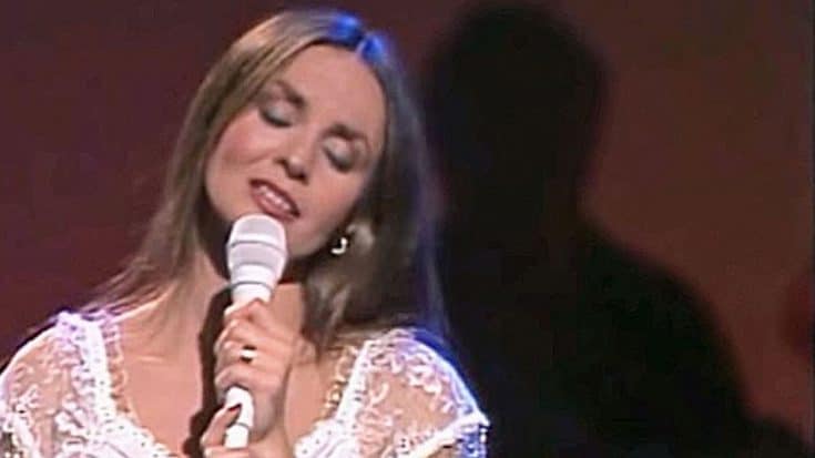Crystal Gayle Performs Her Signature Song, ‘Don’t It Make My Brown Eyes Blue’ | Country Music Videos
