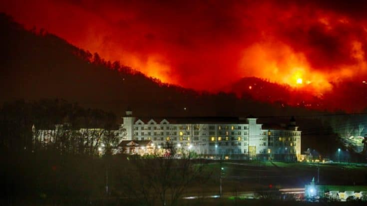 Wildfires Arrive At Dollywood’s ‘Doorstep’, Park Suspends Operations | Country Music Videos