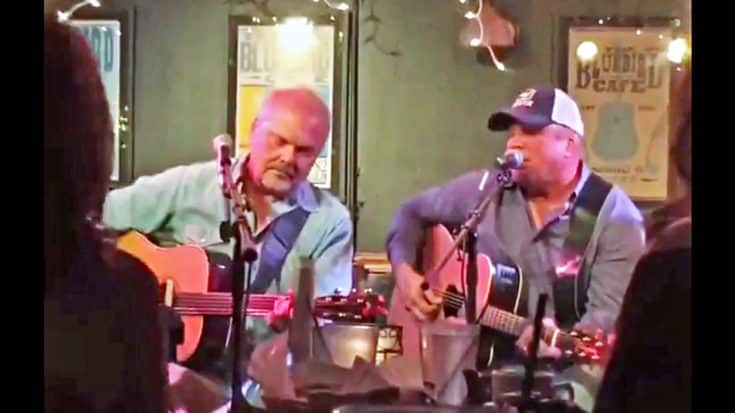 Garth Brooks Took Over Bluebird Cafe For Surprise Performance Of ‘The Dance’ | Country Music Videos