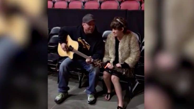 Garth Brooks Sings Heartwarming Duet With Fan, Moment Caught On Camera | Country Music Videos