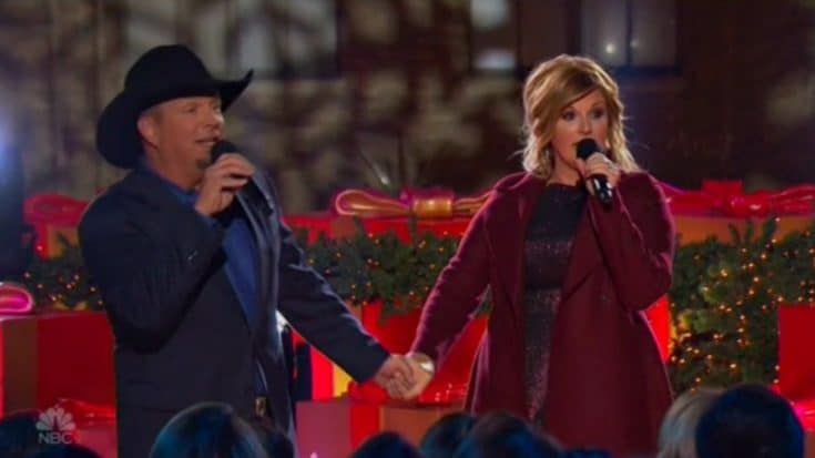 Garth Brooks & Trisha Yearwood Sing Adorable Rendition Of ‘Baby, It’s Cold Outside’ | Country Music Videos