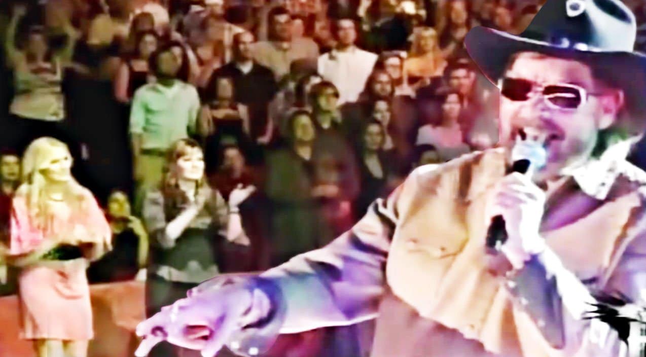 ‘Dixie On My Mind’ Has Entire Stadium Dancing Along In Epic Hank Jr. Special | Country Music Videos
