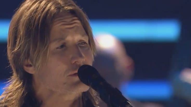 Keith Urban ‘Honors The Audience’ With Moving ‘Blue Ain’t Your Color’ Performance | Country Music Videos