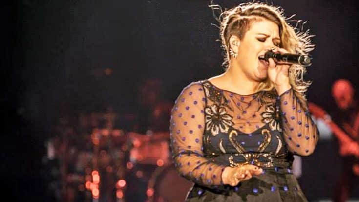 Kelly Clarkson Delivers Tear-Jerking Cover Of ‘I Want To Know What Love Is’ | Country Music Videos