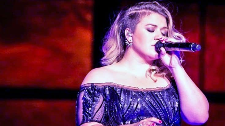 At Fan’s Request, Kelly Clarkson Performs Dolly Parton’s Hit Song ‘Jolene’ | Country Music Videos
