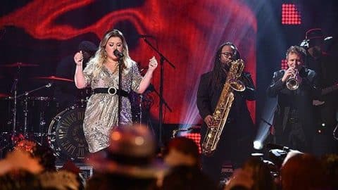 Kelly Clarkson’s Fabulous New Year’s Eve Performance Will Get You Excited For 2018 | Country Music Videos