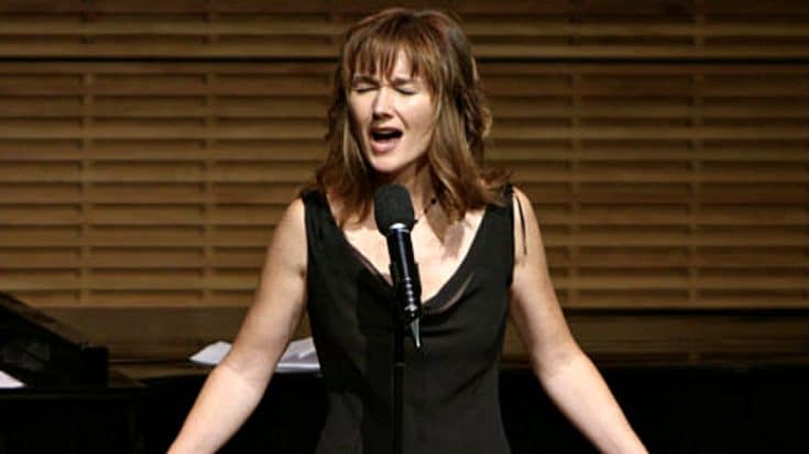 Lari White Delivers Breathtaking Rendition Of ‘Amazing Grace’ | Country Music Videos