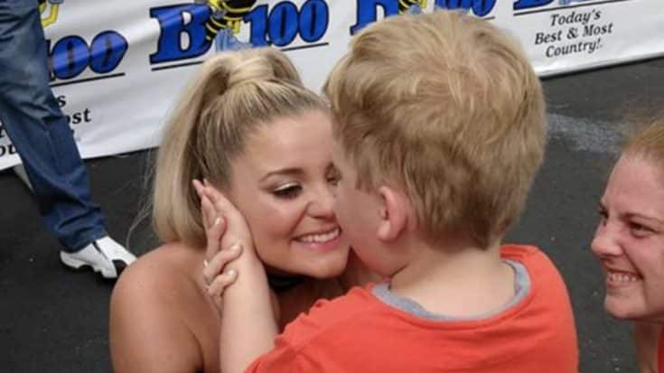 Country Star Allows Blind 7-Year Old Fan To ‘See’ Her During Emotional Meet & Greet | Country Music Videos