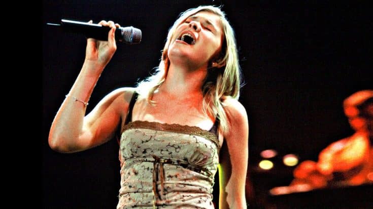14-Year-Old LeAnn Rimes Blows Crowd Away With Rare ‘I Will Always Love You’ | Country Music Videos
