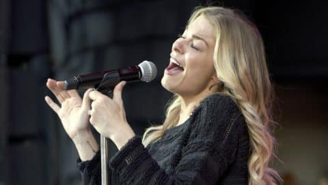 LeAnn Rimes Chops Off Her Long Blonde Hair And Sends Fans Into A Frenzy | Country Music Videos