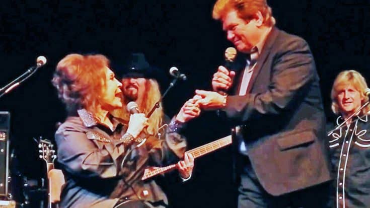 Loretta Lynn Takes The Stage With Conway’s Son And Sings “Louisiana Woman, Mississippi Man” | Country Music Videos