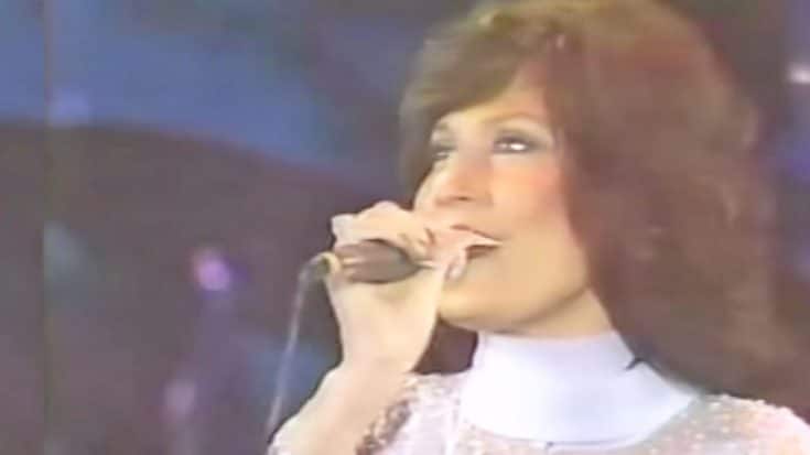 Loretta Lynn Sings Controversial Song ‘The Pill’ After Banned From Radio | Country Music Videos