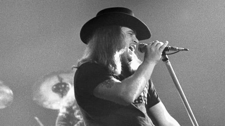 RARE: 3 Months Before Plane Crash, Ronnie Van Zant Performs ‘Workin’ For MCA’ | Country Music Videos