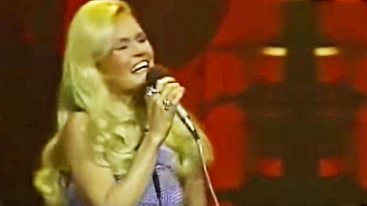 Lynn Anderson’s Spine-Tingling 1971 ‘Rose Garden’ Performance Will Leave You Speechless | Country Music Videos