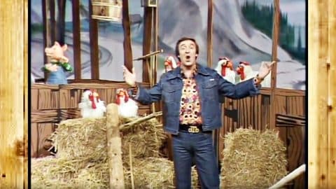 Jim Nabors Conducts Chickens In Rendition Of John Denver’s “Thank God I’m a Country Boy” | Country Music Videos