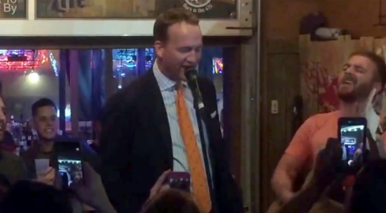Peyton Manning’s Appearance At Nashville Bar Surprises Patrons For More Than One Reason | Country Music Videos