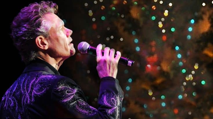 Randy Travis Delivers Christmas Miracle With Angelic ‘Silent Night’ Performance | Country Music Videos