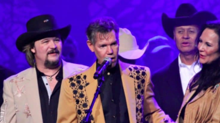 Randy Travis Surprises Crowd With Performance At Tribute Concert | Country Music Videos