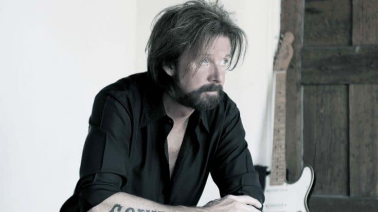 Ronnie Dunn Goes Above And Beyond For One Very Special Military Family This Christmas | Country Music Videos