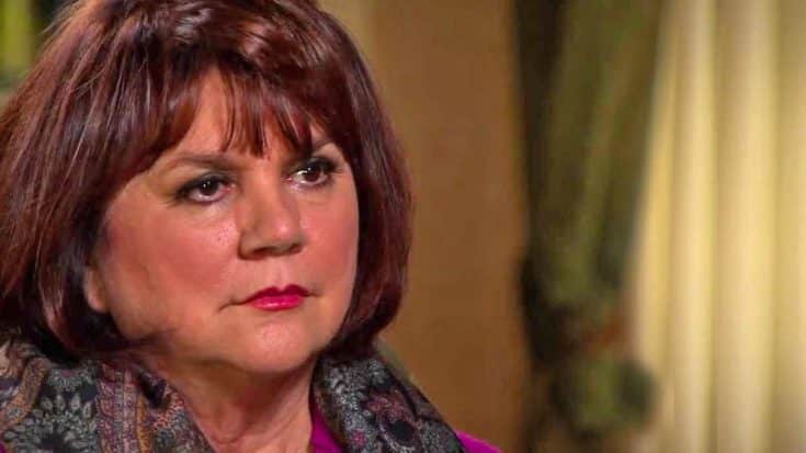 Linda Ronstadt Opens Up About Tragic, Career-Ending Disease | Country Music Videos