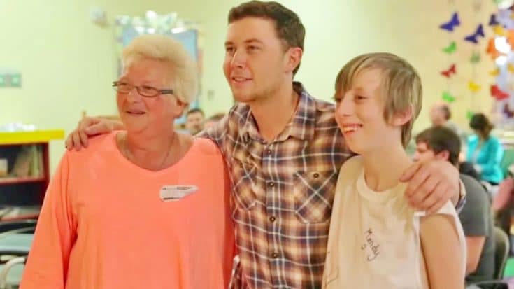 Scotty McCreery Shows Compassion During Visit To Children’s Hospital In Nashville | Country Music Videos
