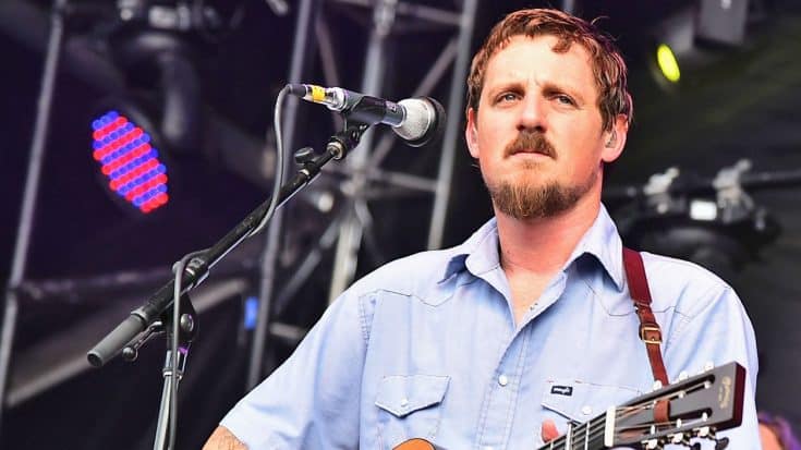 Brawl Breaks Out At Ryman Auditorium, Sturgill Simpson Kicks Out Unruly Fans | Country Music Videos